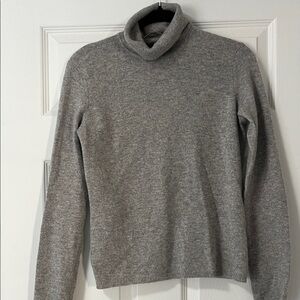 Women’s cashmere tutle neck sweater